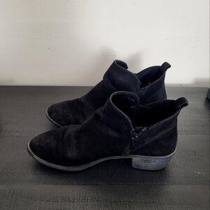 Women's black booties size 6